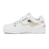 Championes Pony modelo M100 II, de diseño urbano en color blanco con detalles metalizados en dorado. Presentan una estructura robusta con perforaciones laterales para ventilación, cordones al tono y suela de goma con el logo de la marca grabado en el lateral.