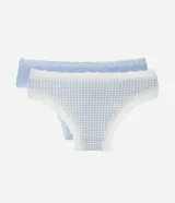 Kit de dos bombachas modelo bikini de tiro medio con detalles de encaje y un pequeño lazo en la parte delantera. Una pieza es de color celeste liso y la otra presenta un diseño a cuadros vichy en tonos celestes y blancos.