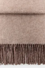 Pañuelo rectangular de textura suave en color marrón claro, con acabado de flecos en los extremos.