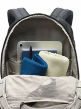 Mochila Columbia Landroamer Everyday en combinación de gris claro y negro, con logo grande impreso en el frente y múltiples compartimentos con cierre.