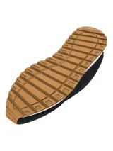 Championes Under Armour modelo W Essential Runner, de diseño retro en color negro con detalles en blanco y suela color caramelo. Presentan una parte superior de nailon con revestimientos de gamuza, plantilla de espuma y entresuela de EVA acolchada.