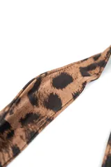 Bolso tipo saco con estampado animal print de leopardo, con asas de hombro y cierre ajustable con cordón fruncido.
