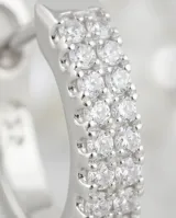 Aros tipo argolla pequeña de plata 925, con diseño frontal decorado con pequeñas circonias brillantes.