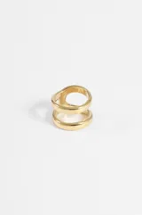 Anillo doble de acero quirúrgico plateado, con diseño de dos bandas unidas.
