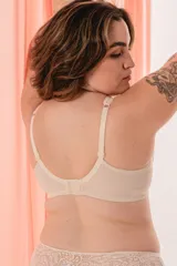 Soutien reductor blanco sin aro, confeccionado en lycra y puntilla, con breteles anchos regulables y broche en la espalda.