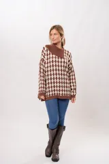 Sweater oversize de punto con cuello alto, diseño geométrico en color marrón y beige.