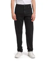 Pantalon de corte recto y diseño de cinco bolsillos, confeccionado en denim negro con cierre de cremallera y detalles de la marca.