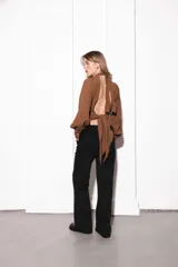 Pantalón de cuerina color bordó, de tiro medio y corte recto.