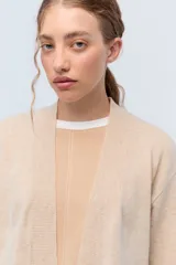 Cardigan rojo de tejido de punto liviano confeccionado en lana italiana.