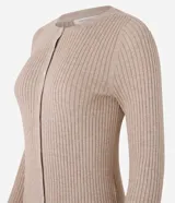 Cardigan corto color tostado de punto con textura acanalada, cuello redondo, manga larga y cierre frontal con botones.