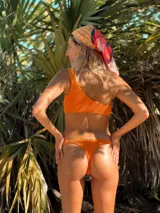 Bombacha de bikini colaless azul marino con brillos y voladitos a los laterales.