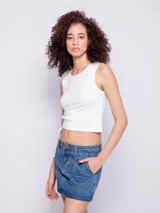 Musculosa blanca de algodón, con cuello redondo y corte ajustado. Presenta un cut-out con lazo en el lateral.