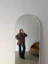 Canguro de viscosa con capucha, mangas largas abullonadas y diseño oversize con estampado animal print tipo cebra en tonos marrón y negro.