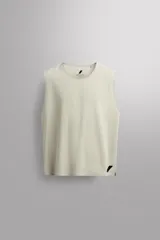 Musculosa de entrenamiento de corte regular, confeccionada en tejido técnico ligero con microperforaciones para mayor transpirabilidad. Presenta cuello redondo, sisas amplias y aberturas laterales en el bajo. Incluye detalles termofijados y logo de la línea Zara Athleticz.