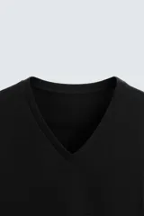 Camiseta blanca de algodón con elasticidad, corte slim fit, cuello en V y mangas cortas.