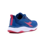 Championes deportivos Diadora modelo Delta para mujer, color azul con detalles en rosado fucsia y suela blanca. Presentan un diseño de running con capellada de malla transpirable y logo de la marca en el lateral.