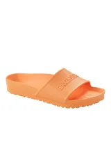 Sandalia Birkenstock Barbados Eva color naranja, de goma eva, con tira ancha sobre el empeine con el nombre de la marca en relieve.