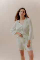 Conjunto de camisa de manga larga con botones y short con cintura elástica, ambos de tejido liviano acanalado color verde menta.