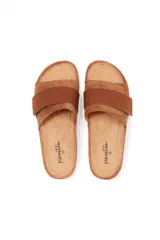 Sandalias de dos tiras de ajuste cruzado color marrón, con plantilla anatómica y suela de corcho con base de goma.