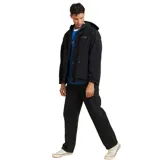 Campera negra con capucha, cierre con botones a presión, bolsillos frontales con solapa y puños elásticos.