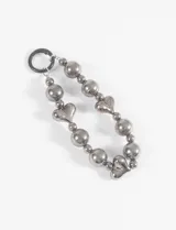 Llavero con cuentas esféricas y en forma de corazón color gris plomo y mosquetón negro.