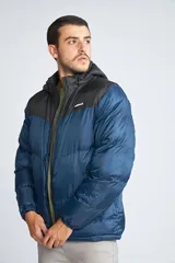 Campera puffer para hombre, color negro con canesú gris, capucha desmontable, cierre frontal con cremallera, bolsillos laterales con cierre y logo de la marca en el pecho.