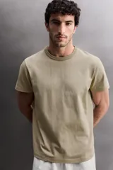 Camiseta de corte relajado confeccionada en tejido de algodón pesado, con cuello redondo y manga corta.