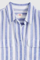 Camisa de manga larga con diseño de rayas verticales en tonos azul y blanco, cuello camisero, cierre frontal y dos bolsillos delanteros con solapa.