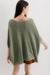 Sweater negro con lurex dorado, escote en V y corte holgado.