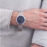 Reloj Maserati Successo con caja de acero inoxidable plateada de 44mm, esfera azul con taquímetro y logo de la marca, correa de acero inoxidable plateada, movimiento de cuarzo Seiko VD53, cristal mineral y resistencia al agua de 5 ATM.