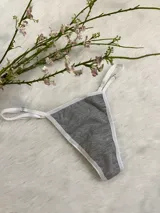 Microtanga de algodón gris con bordes y tiras laterales regulables en color blanco.