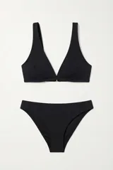 Conjunto de bikini negro con corpiño de escote en V pronunciado y tirantes anchos, y bombacha clásica de corte semi vedetina.