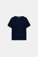 Jersey de punto de cuello redondo y manga corta, con diseño minimalista y textura suave.