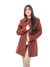 Tapado marrón de corte clásico con botones y bolsillos.