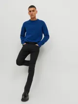 Jean slim fit de tiro bajo color negro, con diseño clásico de cinco bolsillos y cierre frontal con botón.