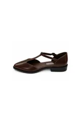 Zapato chatita de Daniel Cassin color negro con acabado brillante, diseño en punta, tira en T y tira ajustable con hebilla al tobillo.