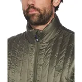 Campera verde oliva matelaseada con cierre frontal y cuello alto.