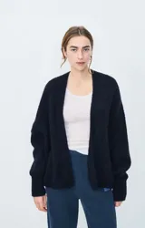 Cárdigan corto de punto color negro, con mangas largas y corte holgado.