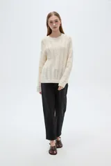 Sweater de tejido acanalado color blanco, con cuello redondo y diseño holgado de manga larga.
