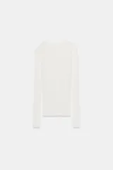 Camiseta de manga larga color blanco, con cuello redondo y corte regular fit de algodón.