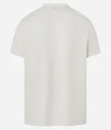 Remera de corte regular confeccionada en algodón, con cuello redondo y mangas cortas. Presenta una textura de rayas horizontales trabajadas en relieve sobre toda la prenda.