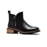 Bota corta de cuero color beige con cierre lateral y taco cuadrado de madera.