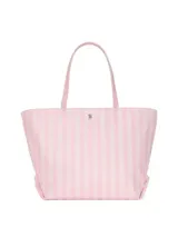 Bolso tote de mano tipo shopper, de tela de nailon con diseño a rayas rosadas y blancas. Cuenta con cierre superior de cremallera, asas de piel sintética y herrajes dorados.