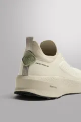Zapatilla deportiva de correr Zara Athleticz, color beige, con parte superior de tejido de punto transpirable, refuerzos Shield Protect Max en puntera y talón, entresuela con tecnología Spume Foam y suela de goma.