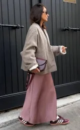 Pollera midi de seda color rosa, con cintura elástica.