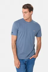 Remera básica de algodón color azul marino, de manga corta, con cuello redondo y logo bordado en el frente.