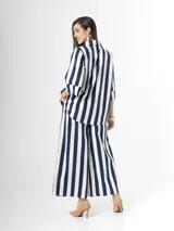 Pantalón wide leg de algodón con diseño de rayas verticales en color marrón y blanco, con cintura elastizada.