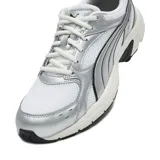 Championes Puma modelo Milenio Tech LT, color blanco con detalles metalizados en plateado y líneas negras. Cuentan con base de malla transpirable, suela acolchada y diseño deportivo de inspiración retro.