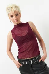 Top negro sin mangas de cuello alto, confeccionado en tela semitransparente con textura acanalada y acabado brillante.