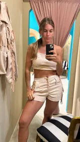 Top strapless color beige con espalda descubierta y lazo ajustable.